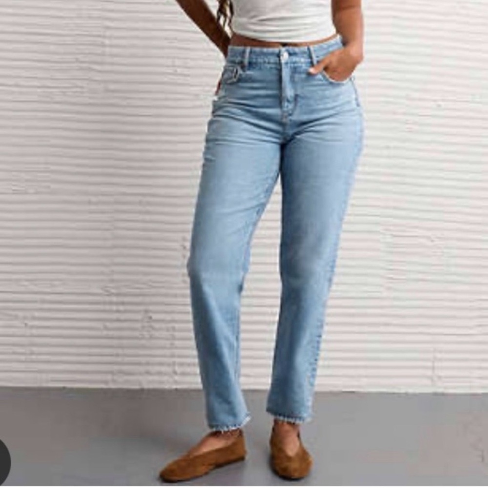 AMERICAN EAGLE stretch mom jeans size 8 short blue distressed pockets denim